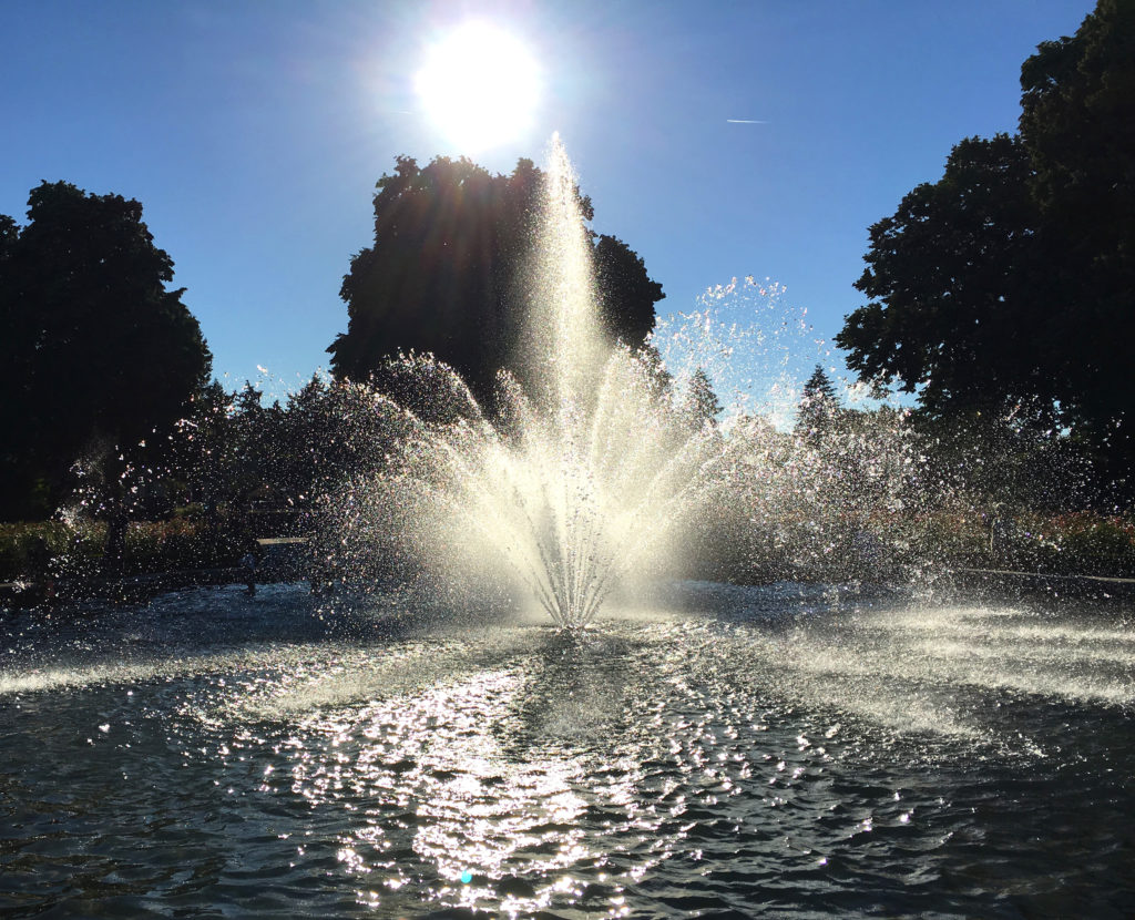 Peninsula Park Rose Garden close fountain